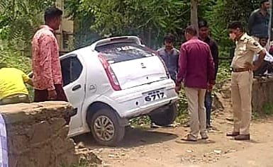 रेलवे स्टेशन परिसर में कार गिरी खड्ढे में | New India Times