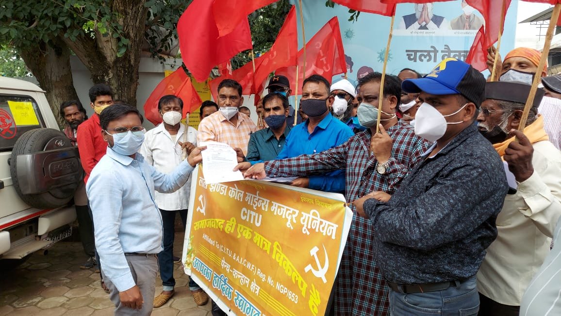 'देश बचाओ आजादी बचाओ' नारों के साथ श्रमिक संगठन सीटू ने देश के प्रधानमंत्री के नाम परासिया एसडीएम को सौंपा ज्ञापन | New India Times