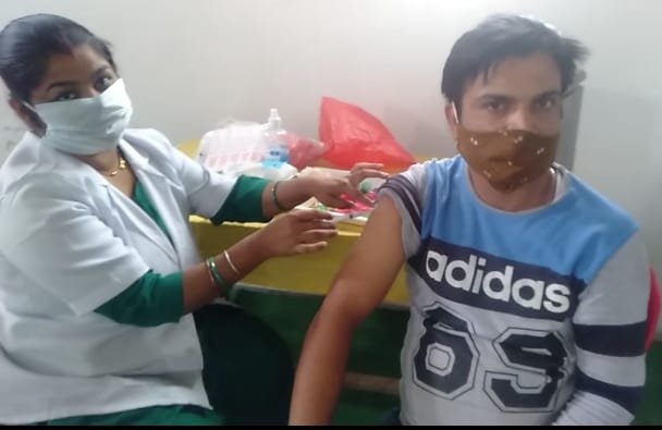 विश्व आदिवासी दिवस पर दमुआ में वैक्सीनेशन शिविर का हुआ आयोजन | New India Times