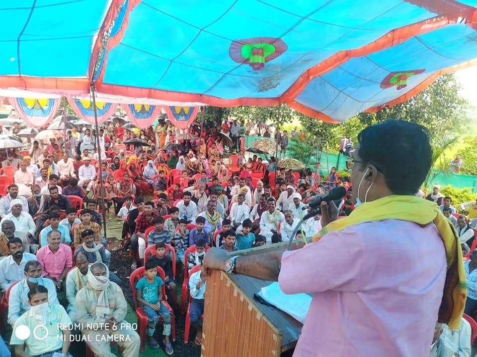 विश्व आदिवासी दिवस पर आदिवासी बाहुल्य क्षेत्र ग्राम मरा माधो पहुंचे क्षेत्रीय विधायक हर्ष यादव, पुष्प वर्षा कर आदिवासियों का किया अभिवादन | New India Times