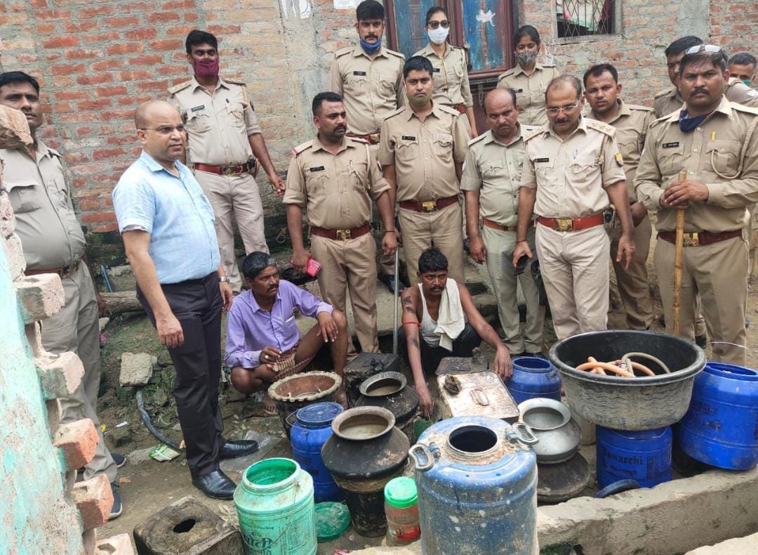आबकारी अधिकारी ने फील्ड में खुद संभाली कमान, शराब के काले कारोबारियों पर कसा शिकंजा | New India Times