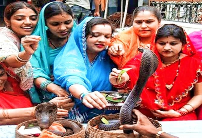 ग्वालियर में नाग मंदिराें में सुबह से लगी भीड़, वासुकी की हुई पूजा | New India Times