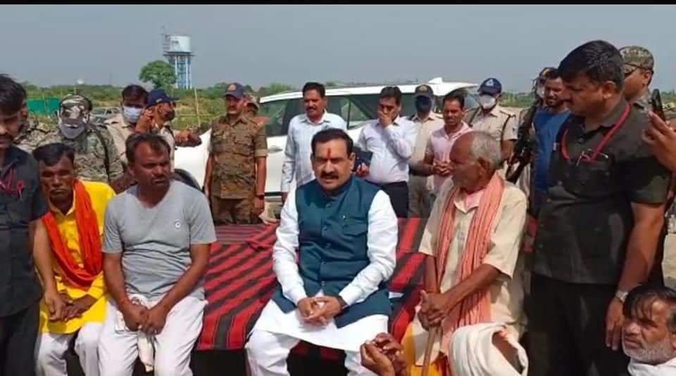 गृह मंत्री डॉ. नरोत्तम मिश्र बाढ़ प्रभावित परिवारों की दु:ख-तकलीफ दूर करने पहुंचे चाँदपुर | New India Times