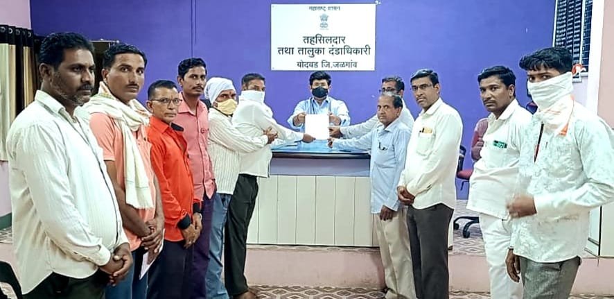 बोदवड़ तालुका को सूखा ग्रस्त घोषित करने व आठ दिनों में फसलों का पंचनामा करने की मांग को लेकर<br>शेतकरी संगठन ने तहसीलदार को दिया ज्ञापन | New India Times