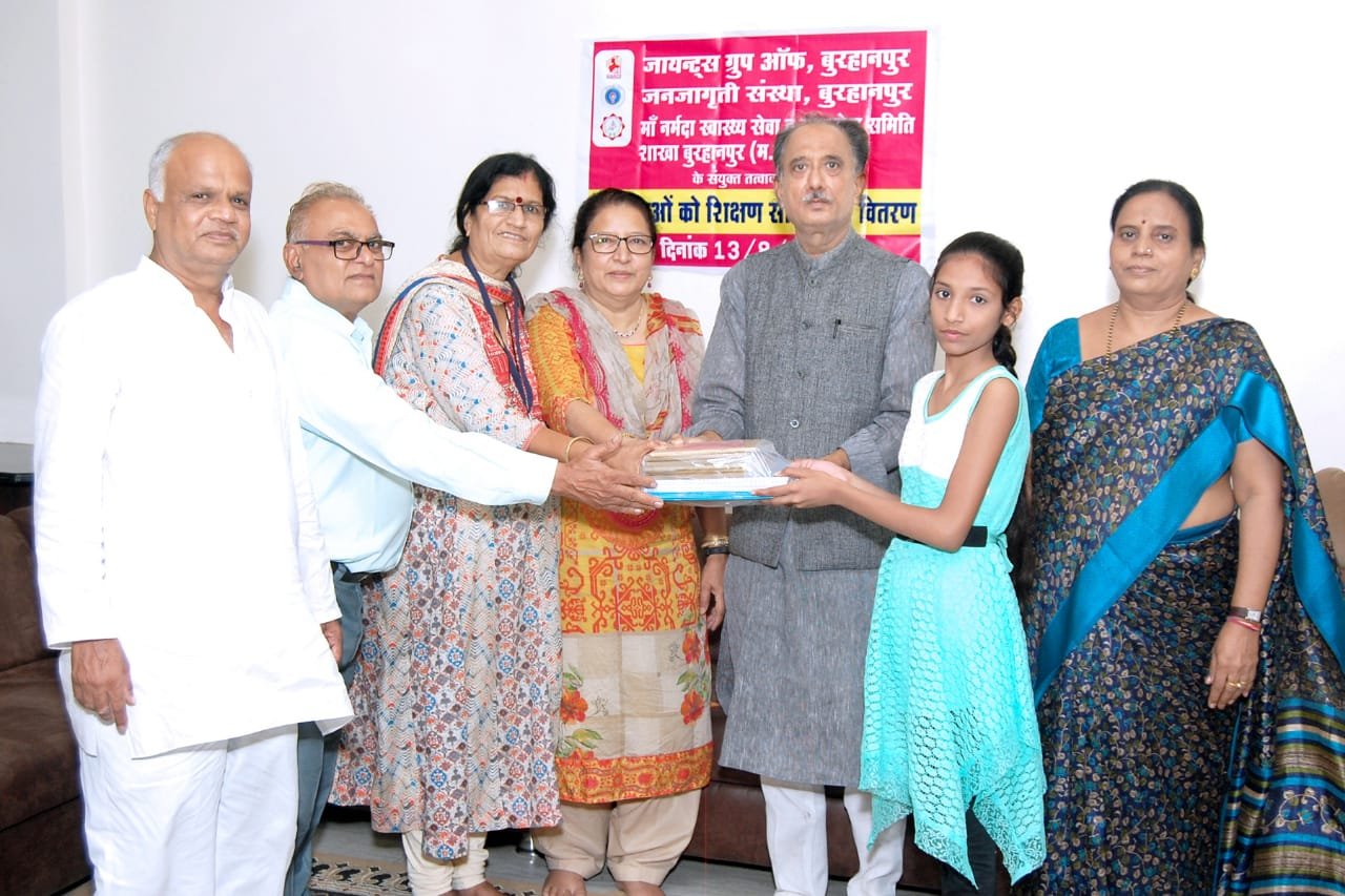 सामाजिक संस्थाओं के तत्वधान में पाठ्य पुस्तक सामग्री का वितरण समारोह हुआ संपन्न | New India Times
