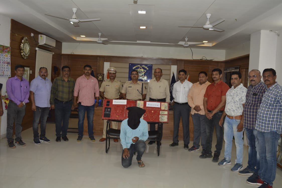 डीन आवास चोरी मामले में नोकर ही निकला चोर, पुलिस ने किया पर्दाफाश, तीन चोरों से साढे दस लाख बरामद | New India Times