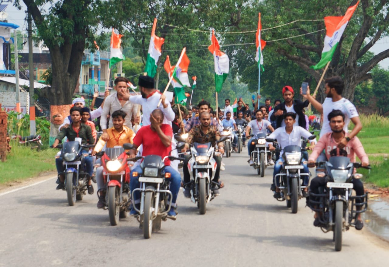 डुमरियागंज में पीपुल्स एलाइंस ने स्वतंत्रता दिवस के मौके पर स्व. संग्राम सेनानियों के याद में निकाला तिरंगा यात्रा, डुमरियागंज चौराहे का अम्बेडकर चौक के नामकरण के लिए पीपुल्स एलाइंस ने राज्यपाल के नाम उपजिलाधिकारी को सौंपा ज्ञापन | New India Times