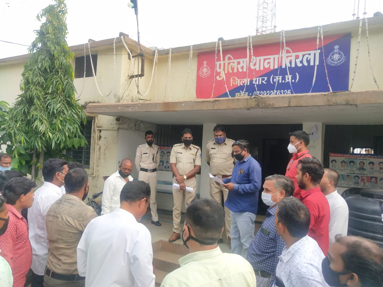 सचिव व रोजगार सहायक के साथ मारपीट कर जान से मारने की धमकी देने वालों के विरूद्ध कार्यवाही की मांग को लेकर सौंपा गया ज्ञापन | New India Times