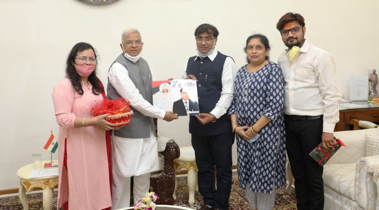 राज्यपाल से मिला मातृभाषा का शिष्टमंडल, की पुस्तक भेंट. पत्रकार राष्ट्र का अहम स्तम्भ: श्री मंगुभाई पटेल | New India Times