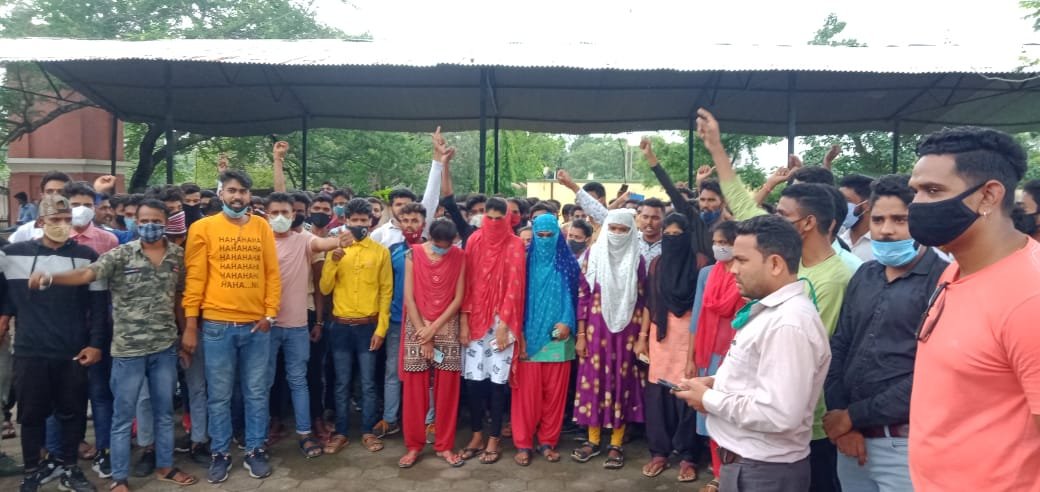 रोजगार की मांग कर रहे बेरोजगार युवाओं पर लाठीचार्ज करने वाले पुलिस कर्मियों के खिलाफ कार्रवाई और अन्य मांगों को लेकर मुख्यमंत्री के नाम कलेक्टर को सौंपा गया ज्ञापन | New India Times