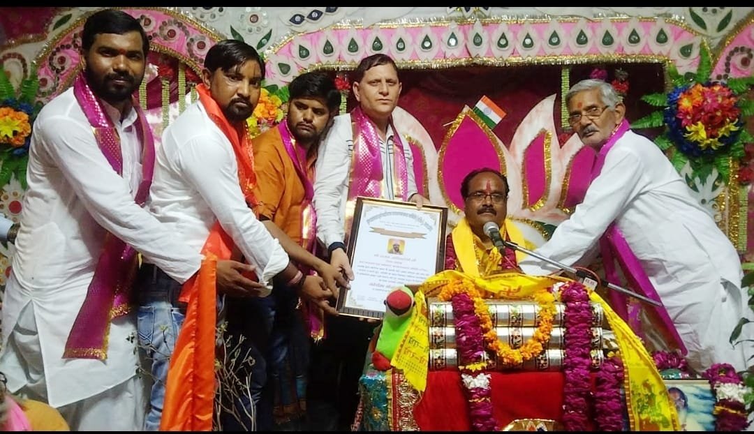 भागवत आचार्य राजेश अग्निहोत्री को कोरोना योद्धा सम्मान से किया गया सम्मानित. सड़क पर चलते समय यातायात नियमों का करें पालन: विनोद दीक्षित | New India Times