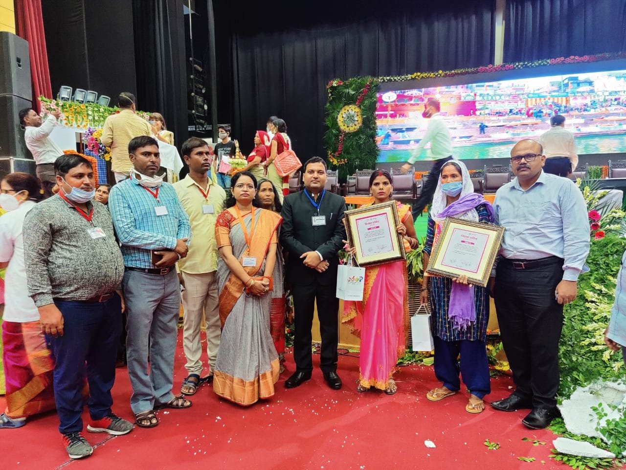 लखनऊ में मिशन शक्ति पुरस्कार से नवाजी गईं खीरी की दो महिलाएं, मिशन शक्ति पुरस्कार पाकर खिल उठे महिलाओं के चेहरे | New India Times