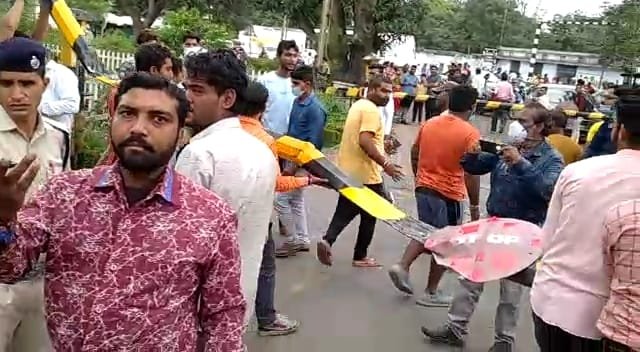 शराब पीकर ट्रक चला रहे वाहन चालक ने तोड़ा रेलवे गेट | New India Times