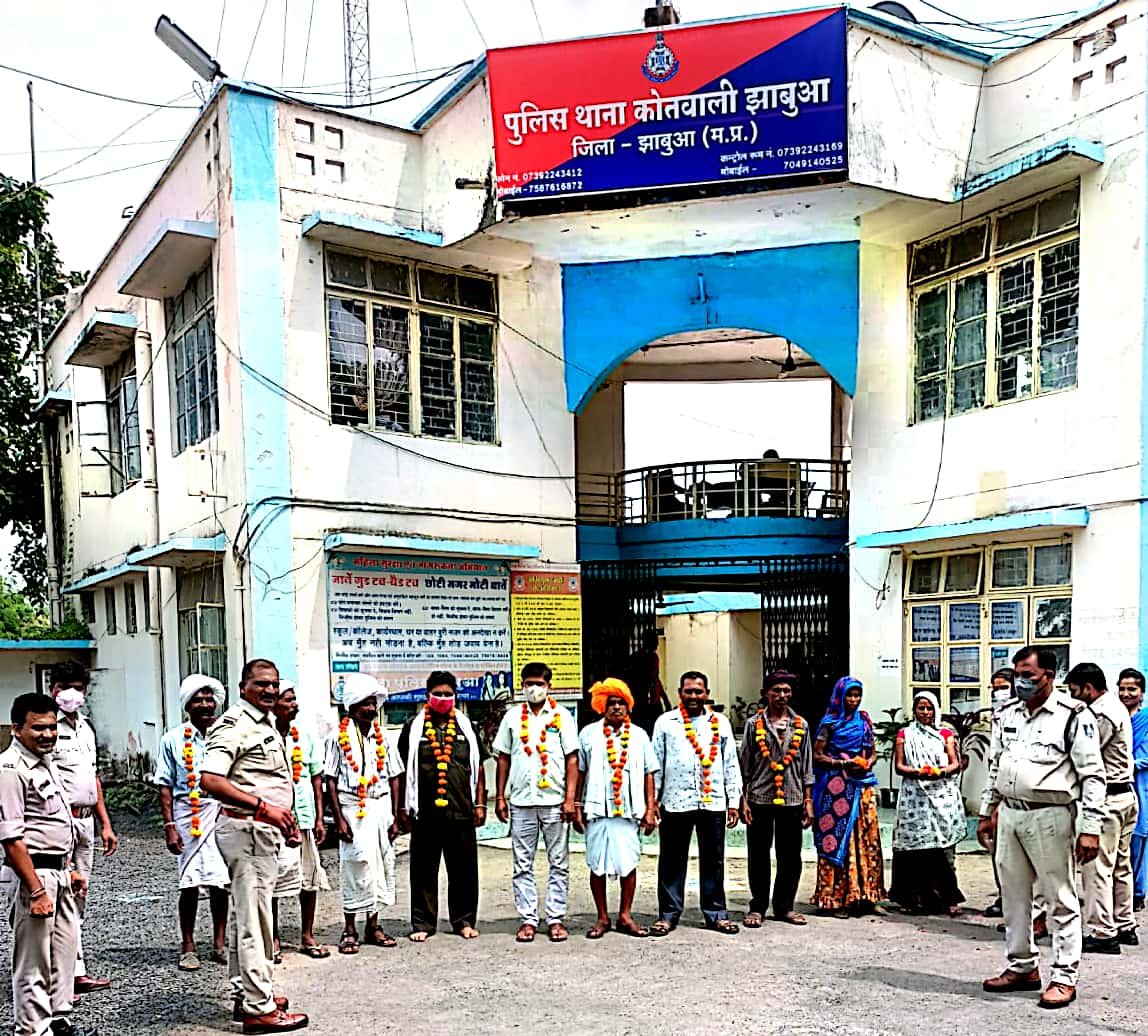 टीका लगवाने वालों को पुष्पमाला पहना कर पुलिस ने किया स्वागत | New India Times