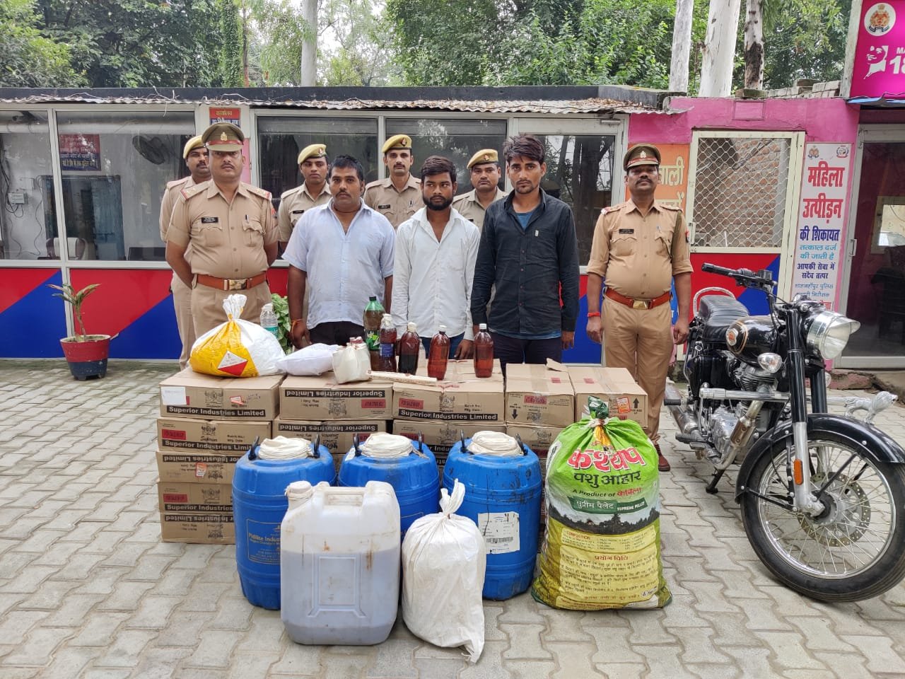 थाना रोजा पुलिस ने नकली शराब बनाकर बेचने वाले गिरोह किया खुलासा, तीन आरोपी गिरफ्तार | New India Times