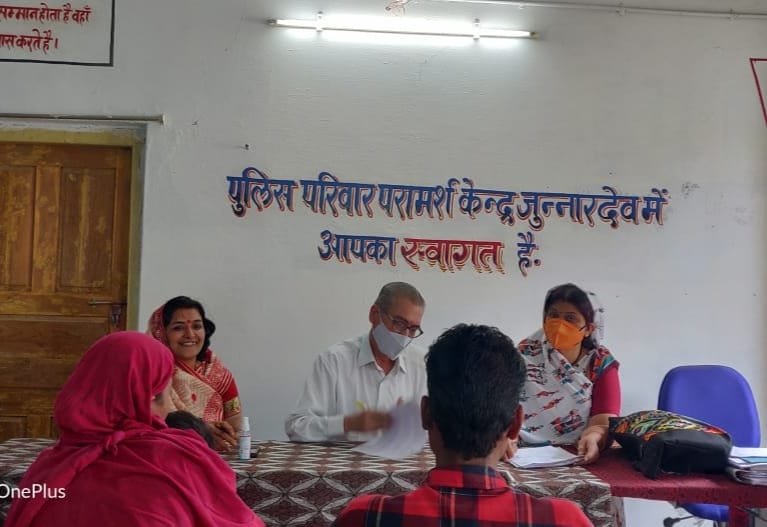 पति पत्नी की समझदारी ने घर टूटने से बचा लिया, परिवार परामर्श केंद्र की साप्ताहिक बैठक संपन्न | New India Times