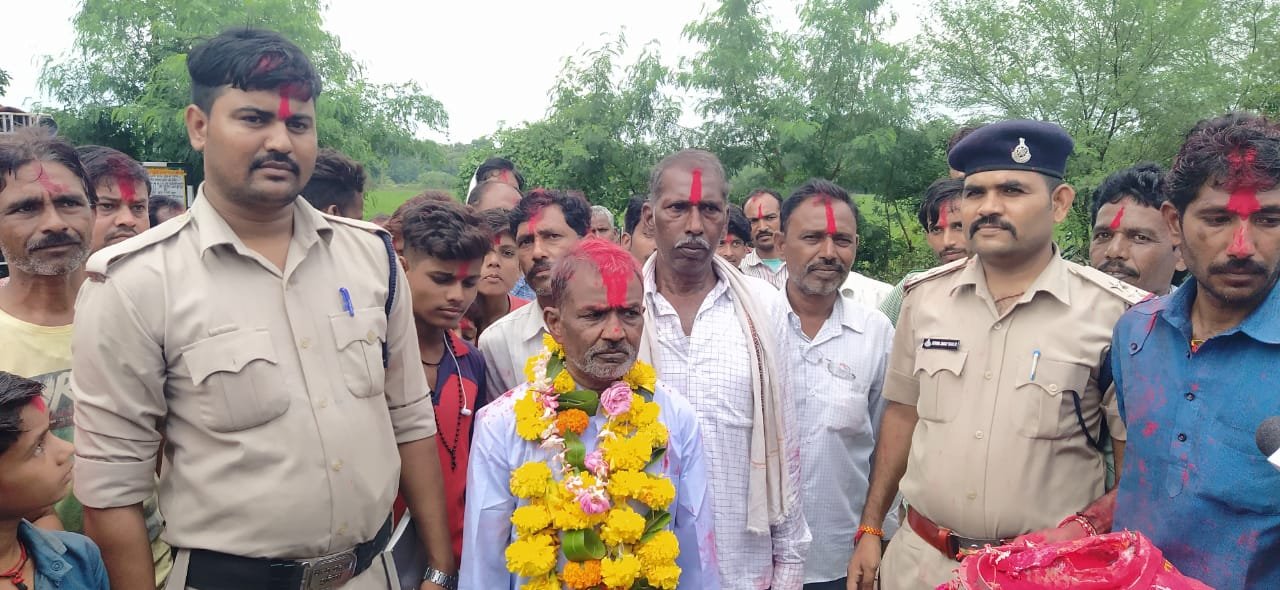 सन 1998 में घर से लापता हुआ प्रहलाद सिंह राजपूत पाकिस्तान की जेल से छूट कर पहुंचा अपने गांव घोसी पट्टी, फूलमाला पहनाकर गांव में किया गया जोरदार स्वागत | New India Times