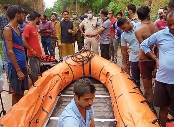 दतिया कलेक्टर श्री कुमार, पुलिस अधीक्षक श्री राठौर के साथ समाजसेवी डाॅ. सुकुर्ण मिश्र ने बाढ़ प्रभावित ग्रामों का किया भ्रमण, बाढ़ में फसे ग्रामीणों को रेस्क्यू कर सुरक्षित निकाला | New India Times