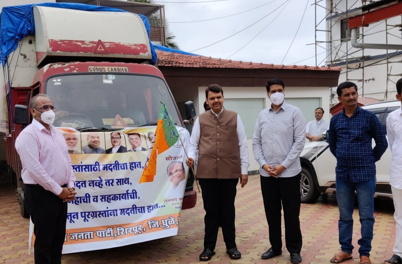 बाढ़ प्रभावितों के लिए उद्योगपति तपन पटेल ने विपक्षी नेता को सौंपा राहत सामग्री का ट्रक, पूर्व मुख्यमंत्री ने राहत सामग्री के ट्रक को दिखाई हरी झंडी | New India Times