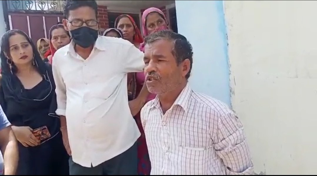 स्कूल फीस नहीं दे पाने के कारण प्रिंसिपल ने 10 वीं की छात्रा को किया अपमानित, घर पहुंचते ही छात्रा मूर्छित हो जमीन पर गिरी और तोड़ा दम, पुलिस ने प्रिंसिपल के खिलाफ किया मामला दर्ज | New India Times