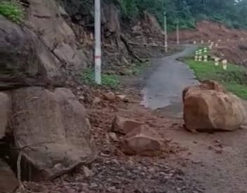 कभी भी हो सकती है दुर्घटना ऐसी सड़क से आवागमन करने को मजबूर ग्रामवासी, आखिर कब देंगे जिम्मेदार ध्यान, क्या किसी दुर्घटना का है इंतजार | New India Times