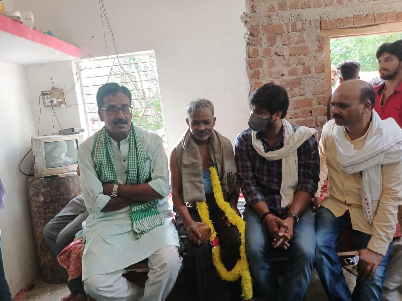 वतन वापस आए प्रहलाद से मिलने पहुंचे क्षेत्रीय विधायक हर्ष यादव | New India Times