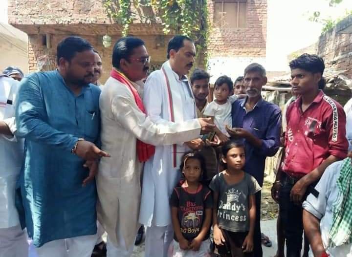 सपा नेता तनवीर खान ने की अनाथ बच्चियों की मदद | New India Times