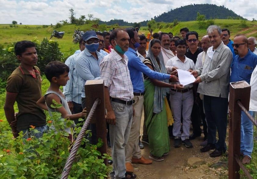 लोहा पुल के निरीक्षण के लिए पहुंचे जीएम ने शीघ्र ही समस्या का हल करने का दिया आश्वासन | New India Times