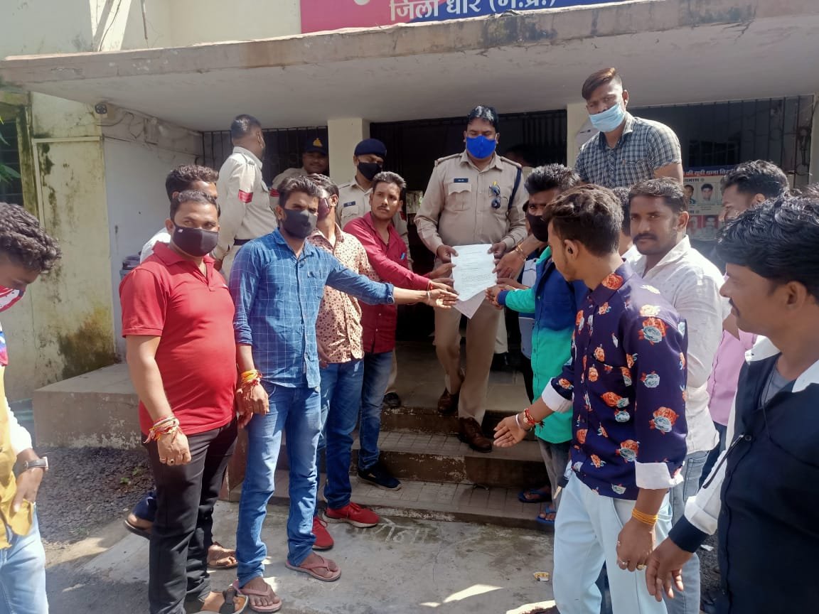 मामूली विवाद में दबंगों द्वारा एक आदिवासी युवक को पिकप से घिसटकर मार डालने से आदिवासी समुदाय में फैला हुआ है आक्रोश, मुख्यमंत्री के नाम दिया गया ज्ञापन | New India Times