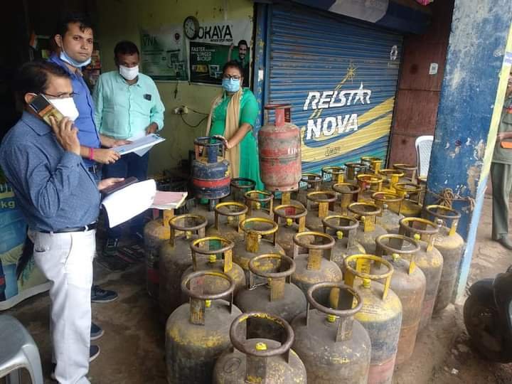 अवैध रूप से घरेलू एवं कामर्शियल गैस सिलेंडरों का कारोबार करने वालों पर ज़िला प्रशासन ने की कार्यवाही | New India Times