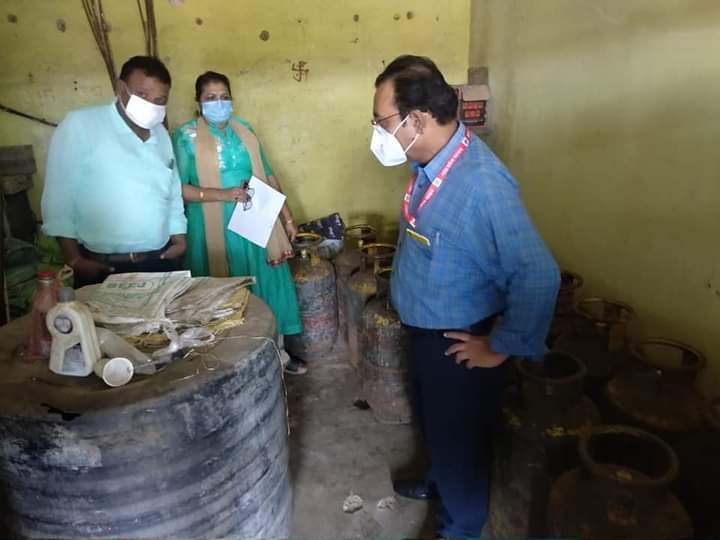 अवैध रूप से घरेलू एवं कामर्शियल गैस सिलेंडरों का कारोबार करने वालों पर ज़िला प्रशासन ने की कार्यवाही | New India Times