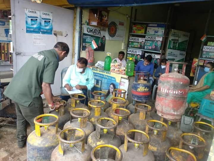 अवैध रूप से घरेलू एवं कामर्शियल गैस सिलेंडरों का कारोबार करने वालों पर ज़िला प्रशासन ने की कार्यवाही | New India Times