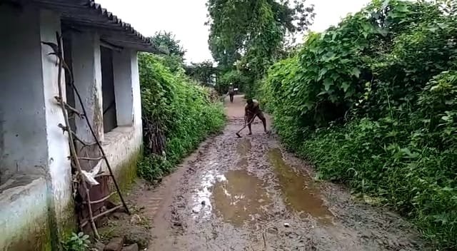बारिश होने के बाद कीचड़ दलदल से आवागमन करने को मजबूर ग्रामवासी स्वयं से ही बना रहे हैं रास्ता 2 बारिश होने के बाद कीचड़ दलदल से आवागमन करने को मजबूर ग्रामवासी स्वयं से ही बना रहे हैं रास्ता | New India Times