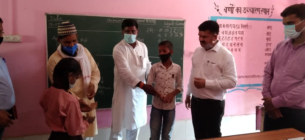 जिलाधिकारी ने उच्च प्राथमिक विद्यालय गजाधरपुर का औचक निरीक्षण कर दिए आवश्यक निर्देश | New India Times