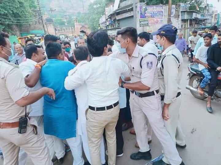 भाजपा सरकार की नीतियों के खिलाफ शहर जिला कांग्रेस कमेटी के आह्वान पर कांग्रेसी कार्यकर्ताओं ने फूंका सरकार का पुतला 3 भाजपा सरकार की नीतियों के खिलाफ शहर जिला कांग्रेस कमेटी के आह्वान पर कांग्रेसी कार्यकर्ताओं ने फूंका सरकार का पुतला | New India Times