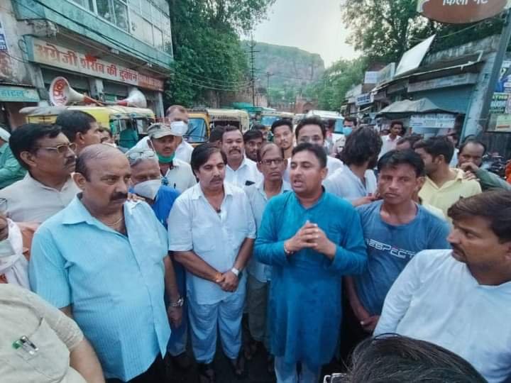 भाजपा सरकार की नीतियों के खिलाफ शहर जिला कांग्रेस कमेटी के आह्वान पर कांग्रेसी कार्यकर्ताओं ने फूंका सरकार का पुतला 2 भाजपा सरकार की नीतियों के खिलाफ शहर जिला कांग्रेस कमेटी के आह्वान पर कांग्रेसी कार्यकर्ताओं ने फूंका सरकार का पुतला | New India Times