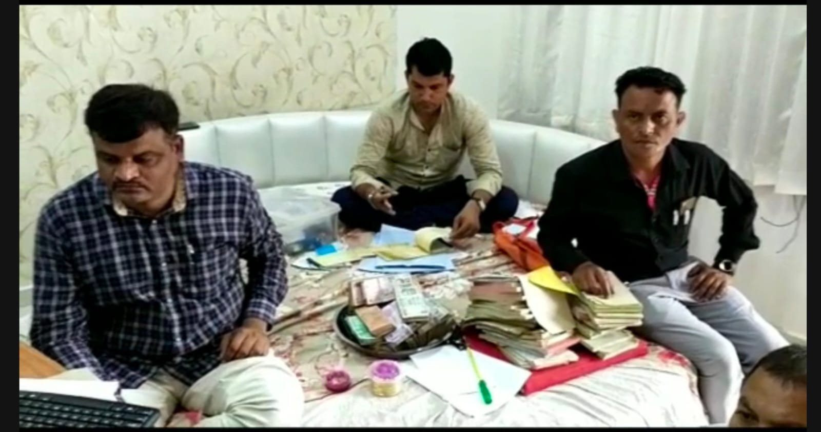 सोसाइटी मैनेजर के ठिकानों पर लोकायुक्त टीम का छापा, करोड़ों की सम्पति का मालिक निकला सोसाइटी मैनेजर | New India Times