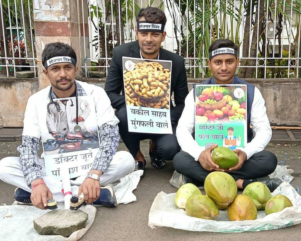 प्रधानमंत्री नरेंद्र मोदी के जन्मदिवस के मौके पर युवा कांग्रेस मीडिया विभाग ने स्टाल लगाकर मनाया बेरोज़गारी दिवस | New India Times