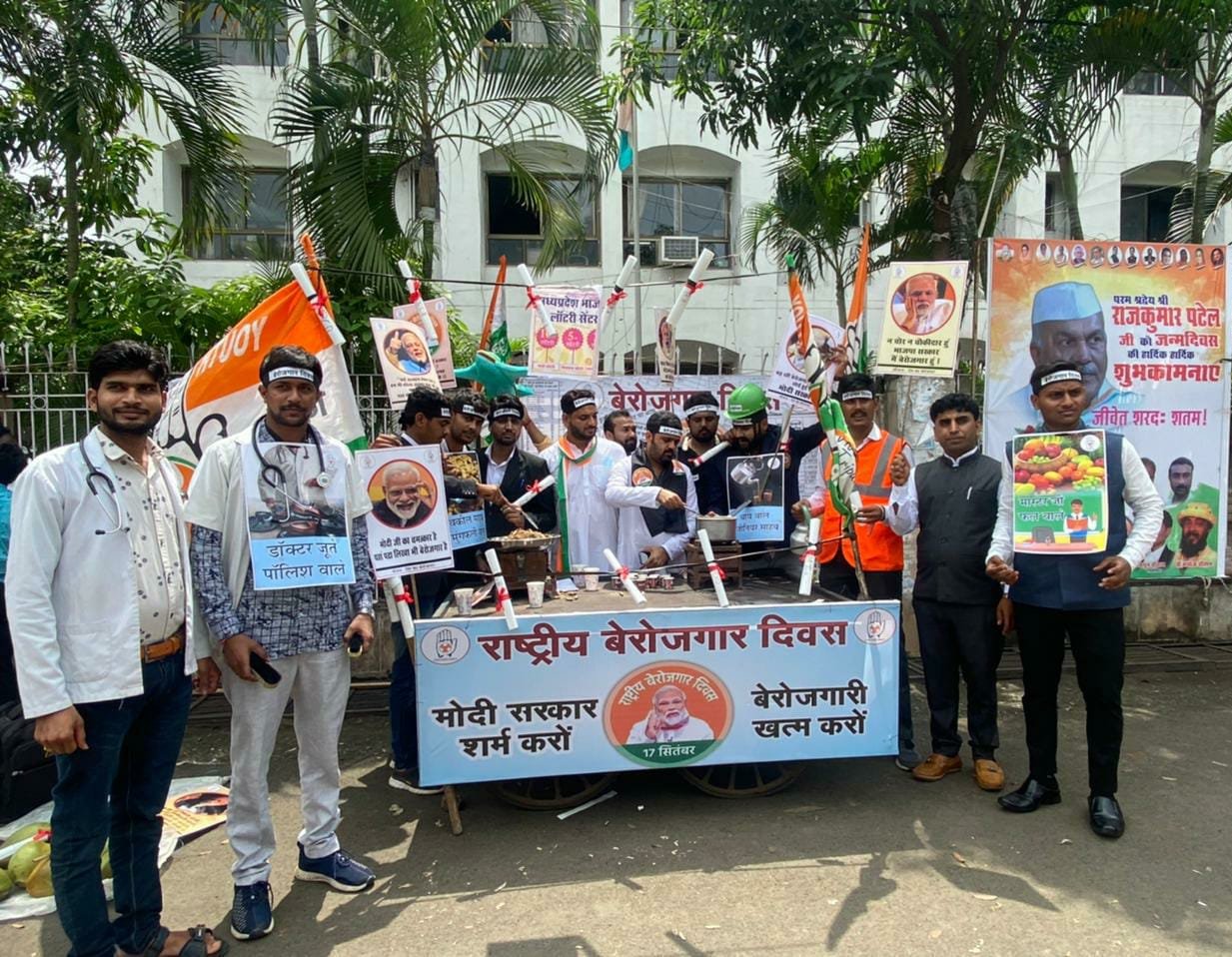 प्रधानमंत्री नरेंद्र मोदी के जन्मदिवस के मौके पर युवा कांग्रेस मीडिया विभाग ने स्टाल लगाकर मनाया बेरोज़गारी दिवस | New India Times