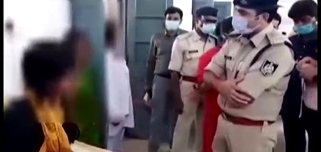 नवयुवती के चेहरे व आंखों पर जहरीला पदार्थ डालकर आशय पूर्वक प्राणघातक हमला एवं मारपीट करने जैसे घिनौने और सनसनीखेज अपराध के दो आरोपियों को महज 5 घंटे के अंदर पन्ना पुलिस ने किया गिरफ्तार | New India Times