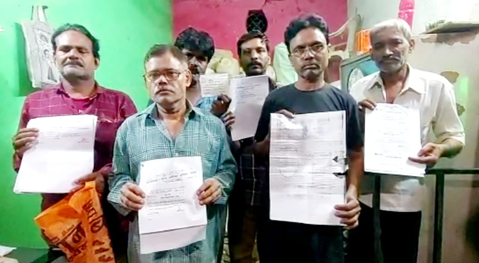 नगरपालिका के ऑफिस में चोरी का खामियाजा भुगतेंगे गरीब दुकानदार, चलती हुई दुकानें हो रही हैं ज़मीदोज़, <br>दुकानदारों के परिवारों पर मंडराया रोजी रोटी का संकट | New India Times