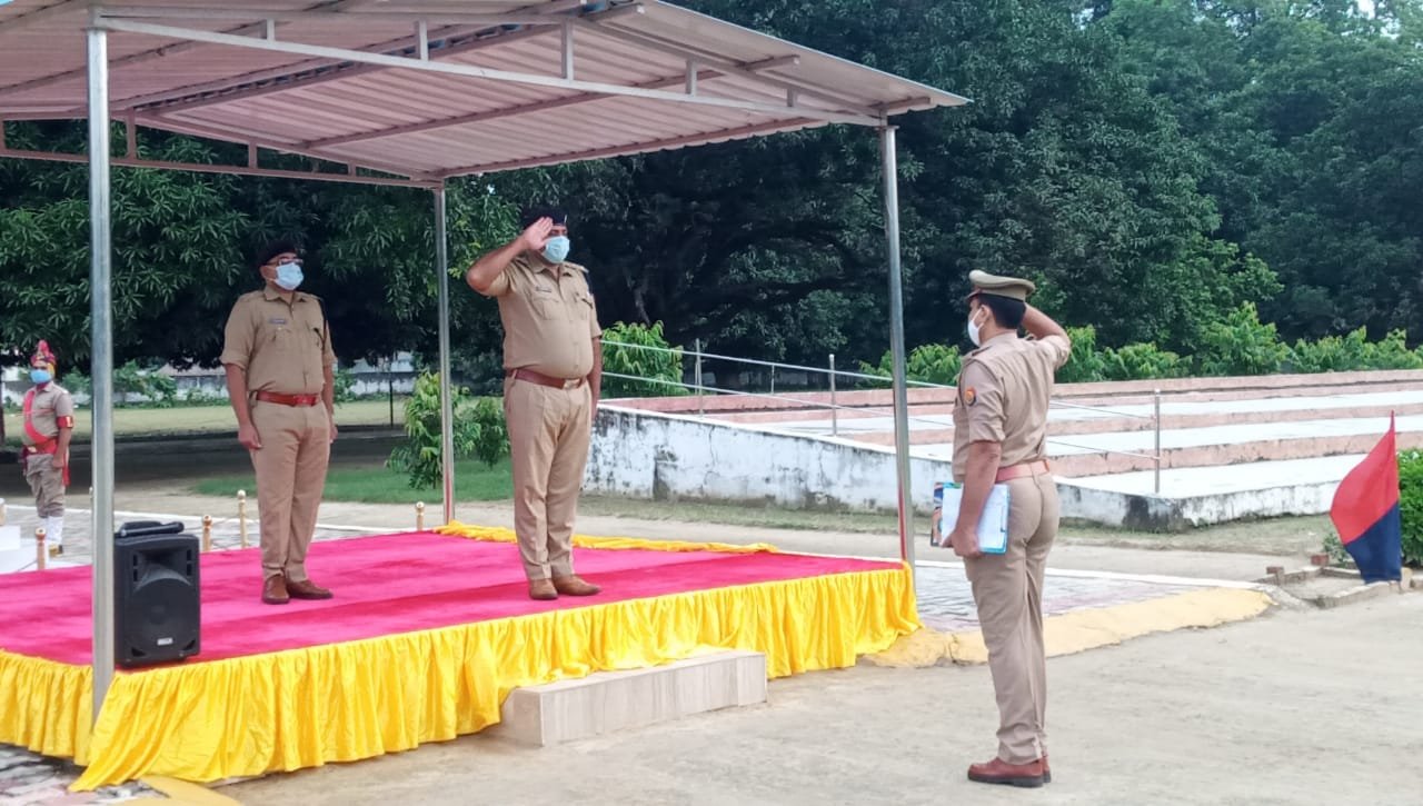एसपी द्वारा परेड व पुलिस लाइन की विभिन्न शाखाओं का किया गया निरीक्षण, सम्बन्धित को दिये गये आवश्यक दिशा- निर्देश | New India Times