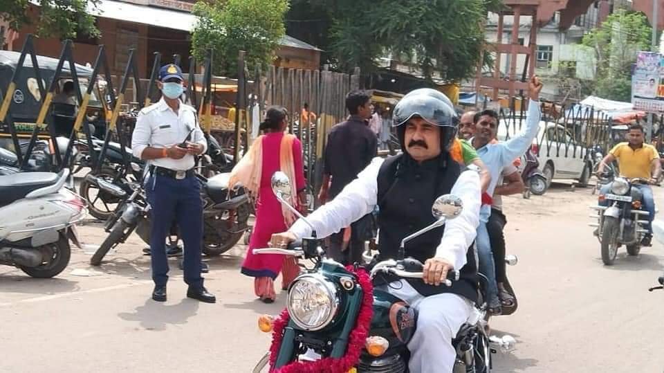 गृह मंत्री डॉ नोरोत्तम मिश्रा का अनोखा अंदाज़, बुलट से किया दतिया भ्रमण | New India Times