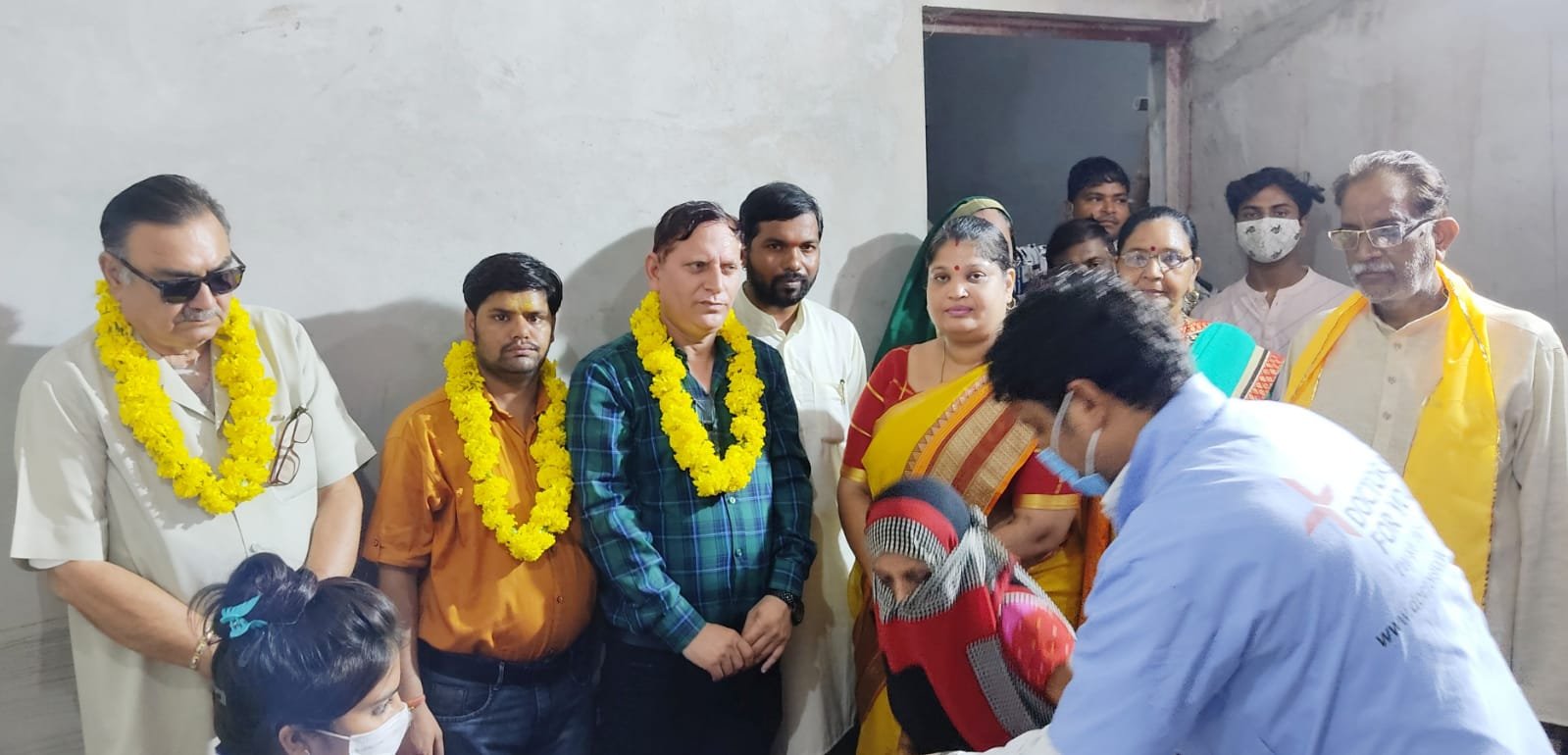 मथुरा वार्ड नंबर 50 में 320 लोगों को लगाई गई वैक्सीन. ब्रज यातायात एवं पर्यावरण जन जागरूकता समिति समाज के लिए कर रही है सराहनीय कार्य: कुंवर नरेंद्र सिंह | New India Times