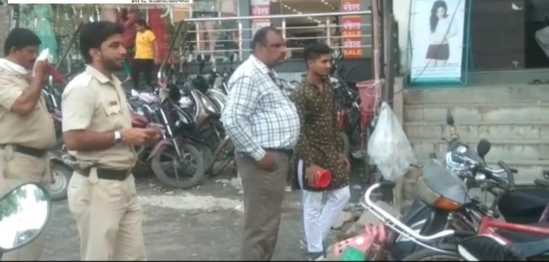 बड़ी बेशर्मी से सरे राह कोविड नियमो की धज्जियां उड़ाते नज़र आए मनपा अतिक्रमण कर्मचारी | New India Times