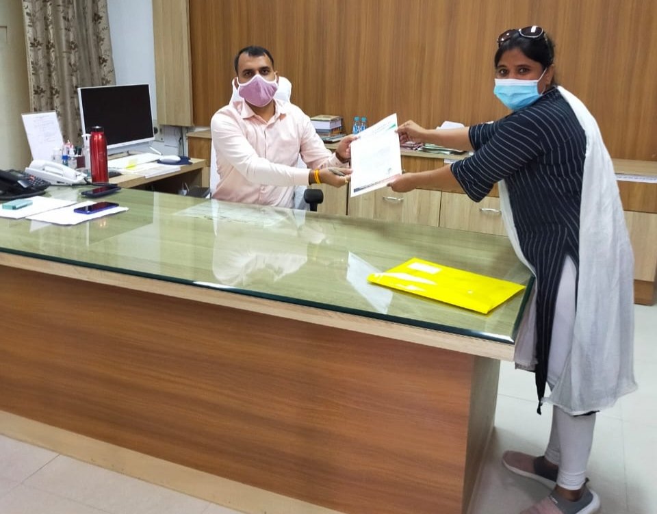 सामाजिक कार्यकर्ता सुमित्रा मेडा ने जिला कलेक्टर से चर्चा कर ललित खराड़ी के दुखों से अवगत कराते हुए सौंपा पत्र | New India Times