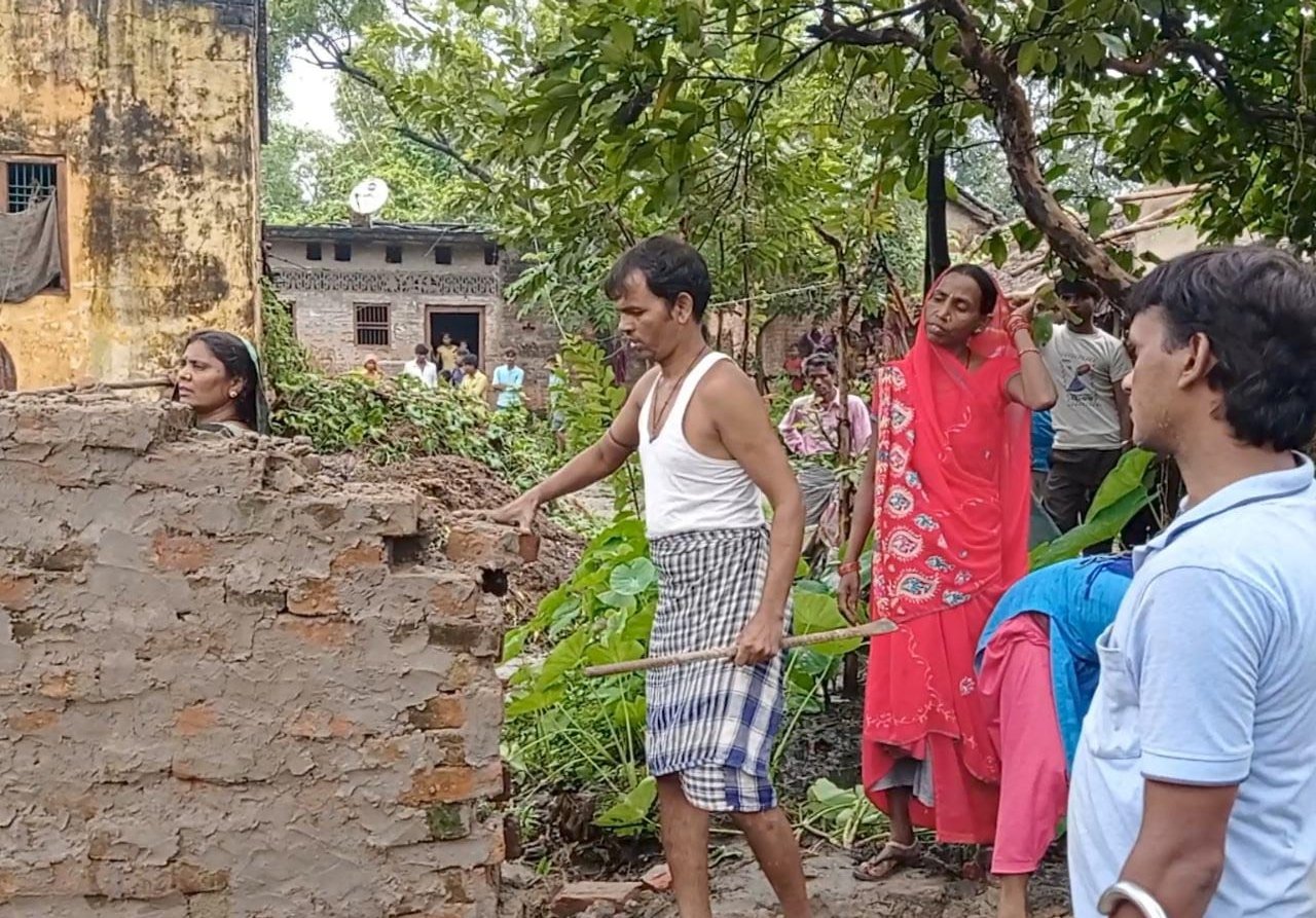 एसडीएम के आदेश के बाद प्रशासन की मौजूदगी में अवैध कब्जे को हटा कर खुलवाया गया सार्वजनिक रास्ता | New India Times