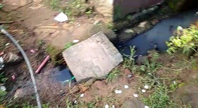 जिम्मेदारों की लापरवाही ग्रामीणों पर ना पड़ जाए भारी, नाली में गंदे पानी व कीचड़ से बीमारियां फैलने की आशंका | New India Times