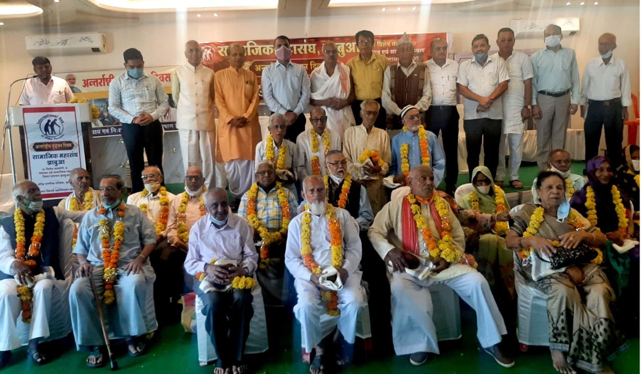 अन्तर्राष्ट्रीय वृद्धजन दिवस पर वृद्धजनों का किया गया अभिनंदन एवं सम्मान. इन सूखे पत्तों पर अदब से चलना, कभी कड़ी धूप आने पर तुमने इनसे छांव मांगी थी: कलेक्टर | New India Times