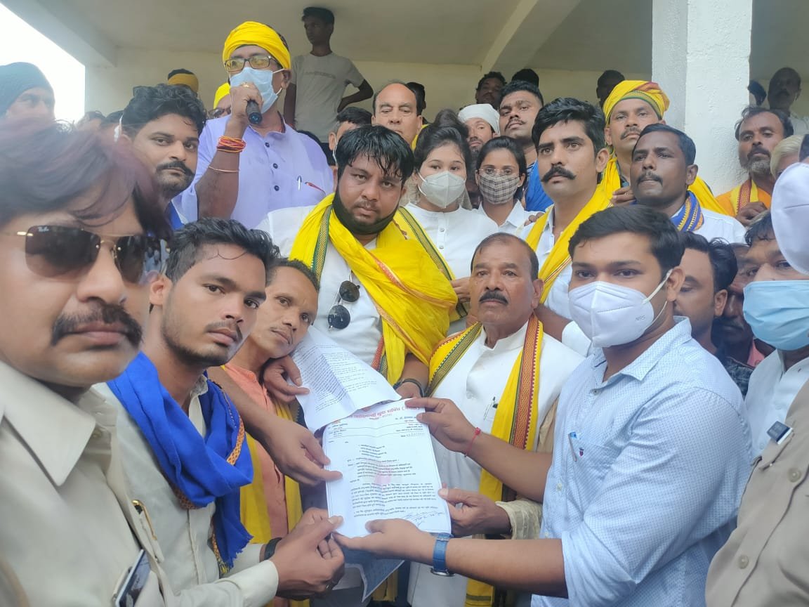 चरगुवां में SC/ST/OBC वर्ग के व्यक्तियों की झोपड़ी जलाने वाले मामले को लेकर स्थानीय सामाजिक संगठनों के साथ क्षेत्रीय विधायक हर्ष यादव ने जनाक्रोश रैली निकाल विरोध प्रदर्शन कर राष्ट्रपति के नाम एसडीएम देवरी को सौंपा ज्ञापन | New India Times